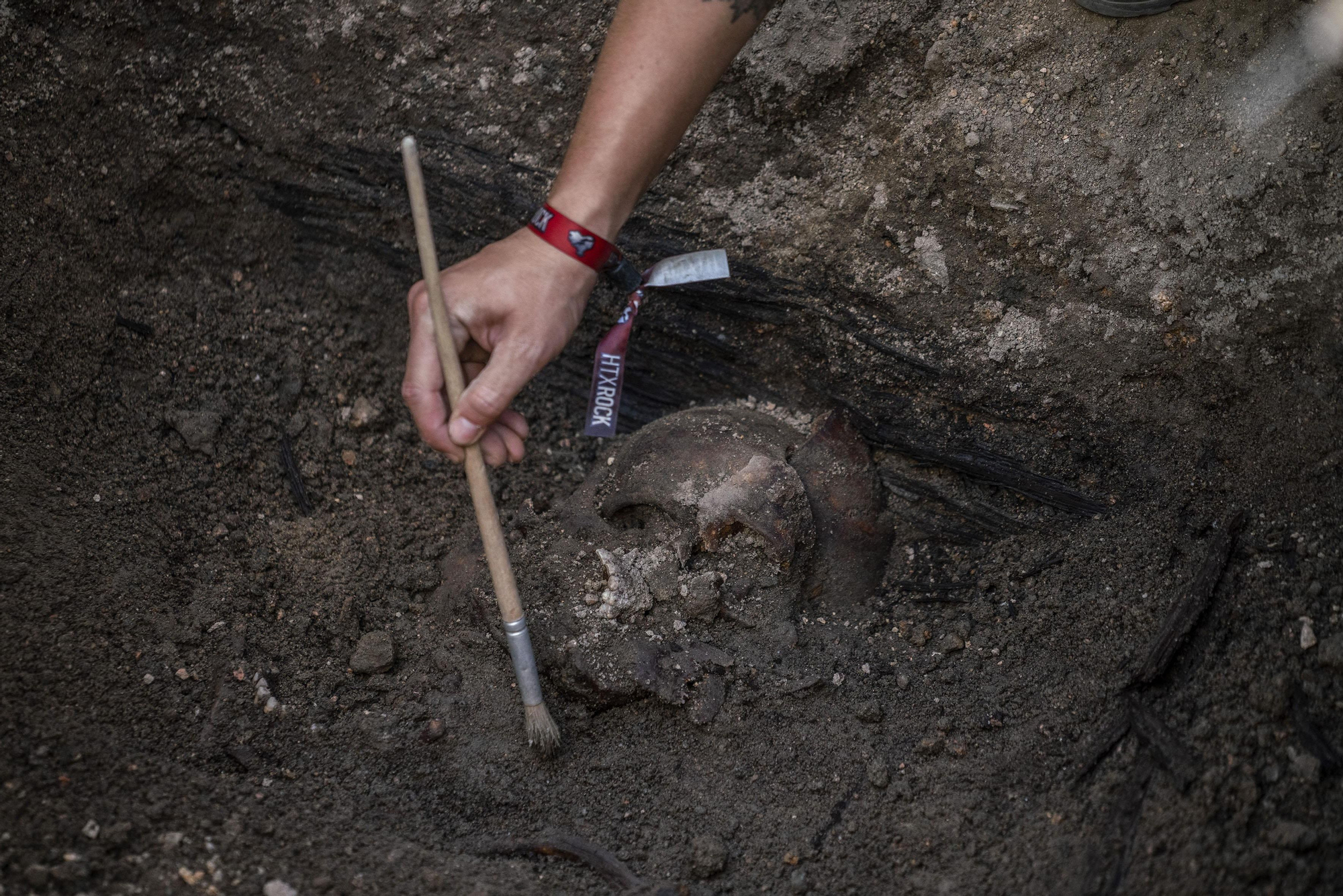 Exhumación de una fosa común en el cementerio parroquial de Colmenar Viejo, donde enterraron a 108 personas fusiladas por el franquismo en 1939.