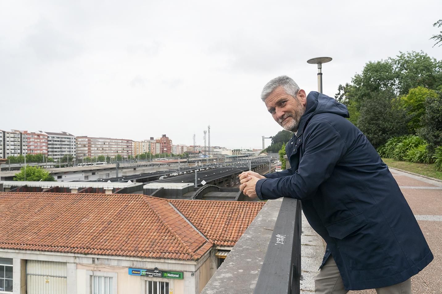 Ceruti posa frente a la playa de vías del ferrocarril en Santander.