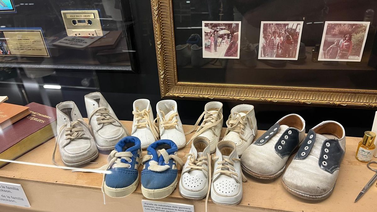 Pares de zapatos de los hermanos Jackson guardados por su madre.