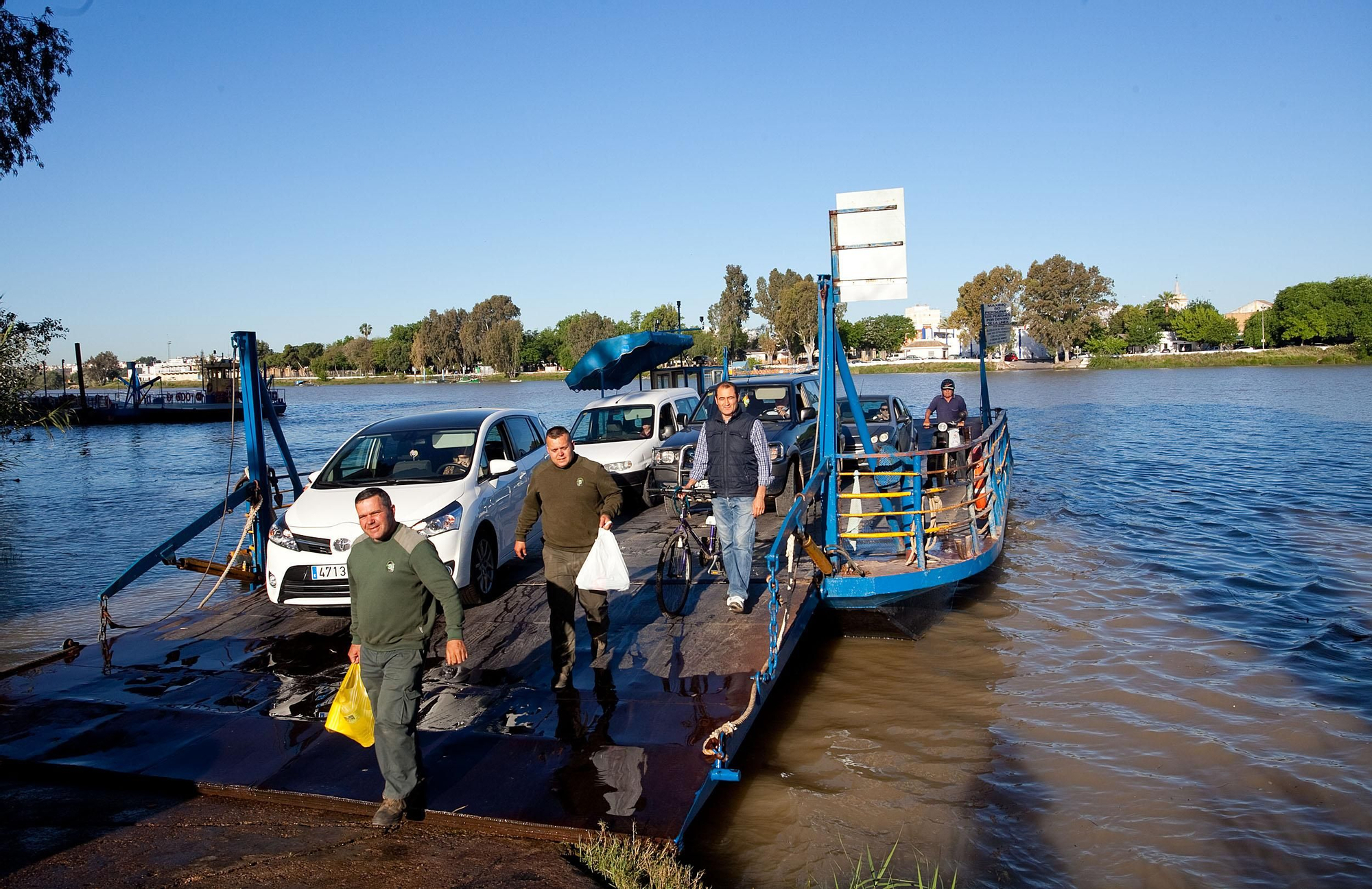 Barcaza para cruzar el río Guadalquivir a su paso por Coria.