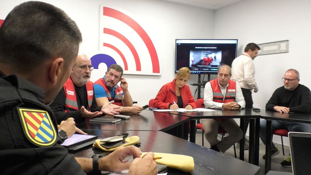 Jorge Suárez (segundo por la izquierda), con su libreta Moleskine, en la reunión del Cecopi.