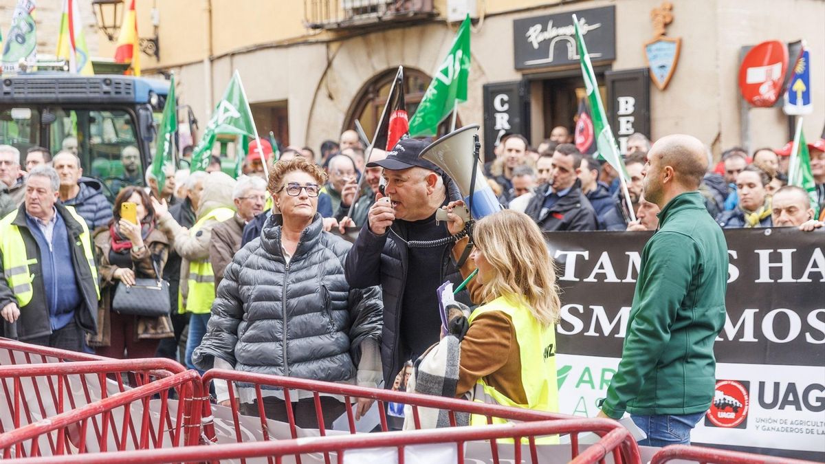 Agricultores ganaderos manifiestan frente delegacion