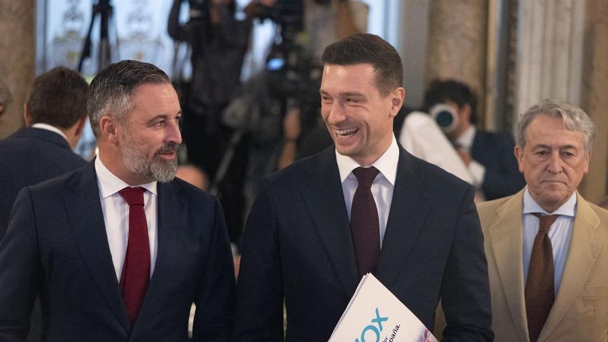 El presidente de Agrupación Nacional (Rassemblement National) y del Grupo de los Patriotas por Europa en el Parlamento Europeo, Jordan Bardella, presentado por el presidente de Vox y de Patriotas, Santiago Abascal, durante un desayuno informativo de Nueva Economía Fórum, en el Real Casino Gran Círculo de Madrid, a 13 de octubre de 2026, en Madrid (España).