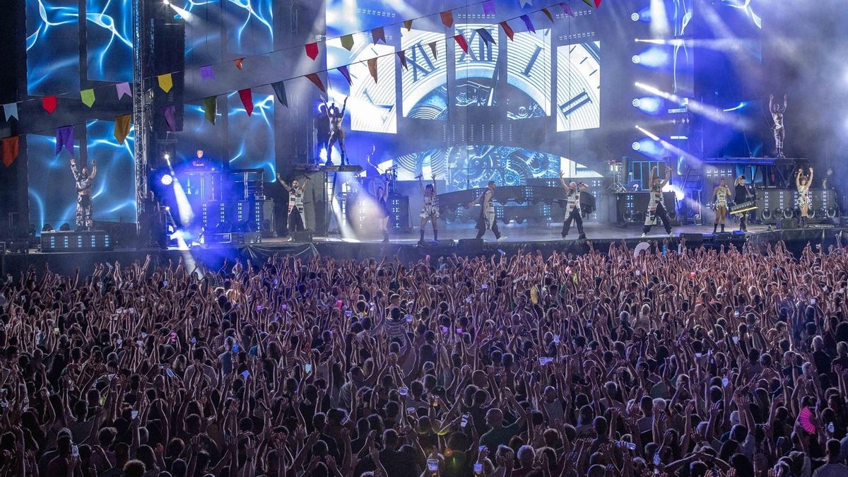 Maliaño congrega a más de 25.000 personas en la noche de San Juan con la hoguera y la orquesta Panorama