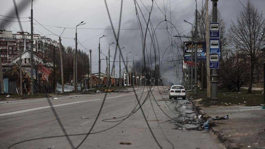 Una columna de humo fue registrada este martes al elevarse al fondo de una avenida del barrio de Saltivka, en el noreste de la ciudad de Jarkiv, donde acaba de impactar un obús de la artillería rusa. Jarkiv y su región han sufrido en las últimas 24 horas un total de 54 ataques según ha informado la administración militar de la región. EFE/Manuel Bruque