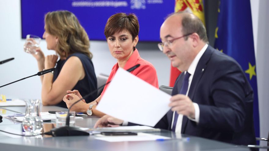 (I-D) La vicepresidenta tercera y ministra para la Transición Ecológica y el Reto Demográfico, Teresa Ribera; la ministra Portavoz, Isabel Rodríguez; y el ministro de Cultura y de Deporte, Miquel Iceta, a su llegada a una rueda de prensa tras la reunión del Consejo de Ministros en Moncloa, a 11 de julio de 2022, en Madrid (España). Este Consejo ha sido adelantado un día ya que el 12 de julio se celebrará leer más en el Congreso de los Diputados el debate sobre el estado de la nación. Durante la comparecencia han presentado, entre otros asuntos, la tramitación del anteproyecto de Ley de creación de la Oficina Española de Derechos de Autor y Conexos, así como el acuerdo de remitir al Parlamento las recomendaciones de la Asamblea Ciudadana para el Clima. Asimismo, han recordado al que fuera ministro de Cultura y Deporte hasta 2020, fallecido esta madrugada a los 63 años por una enfermedad.