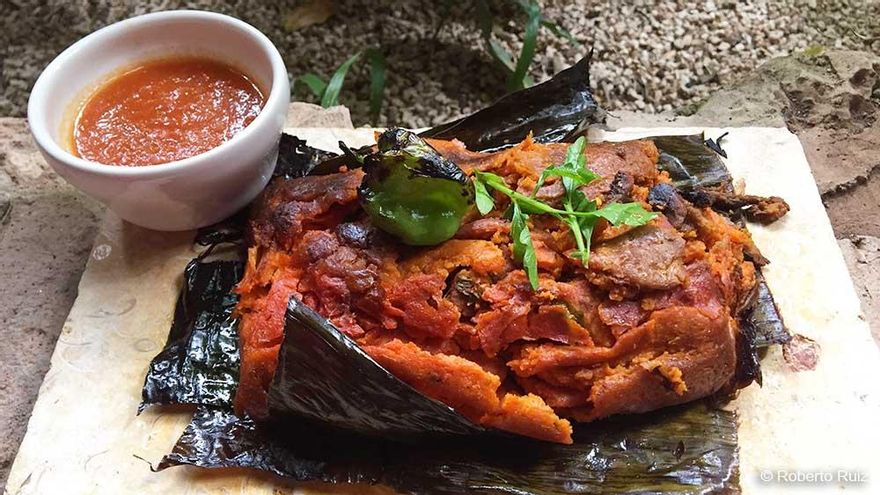 El pib o mukbil pollo típico de Hanal Pixán