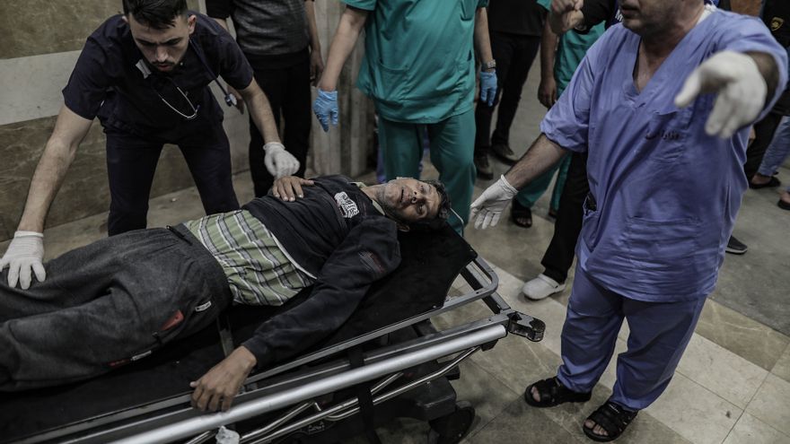 Un palestino herido en un ataque israelí es ingresado de urgencia en el Hospital Nasser de Khan Younis, en el sur de la Franja de Gaza, el 24 de octubre de 2023. EFE/EPA/HAITHAM IMAD