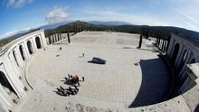 Los Franco sacan del Valle de los Caídos el féretro con los restos del dictador. |
