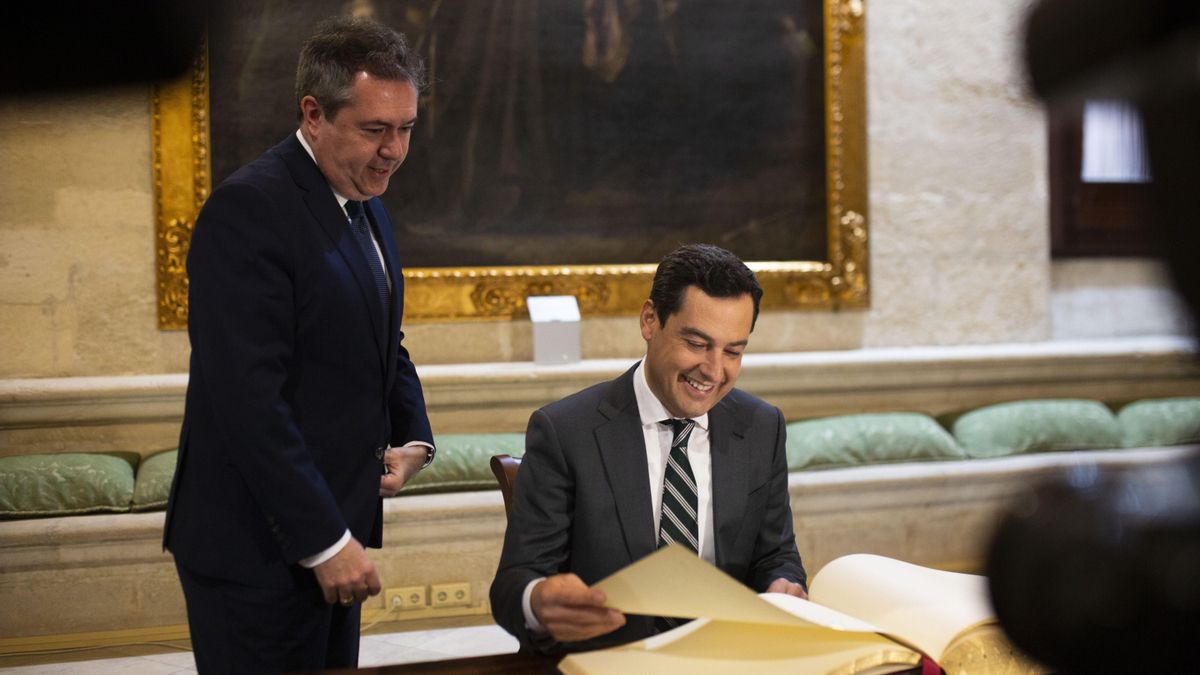 Archivo - El alcalde de Sevilla, Juan Espadas, y el presidente de la Junta de Andalucía, Juanma Moreno, en una foto de archivo.