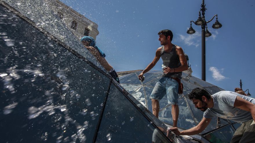 12/06/2011. Varios jóvenes limpiando el exterior de la estación de Sol, después de que gran parte del movimiento 15M decidiese abandonar la acampada de la Puerta del Sol