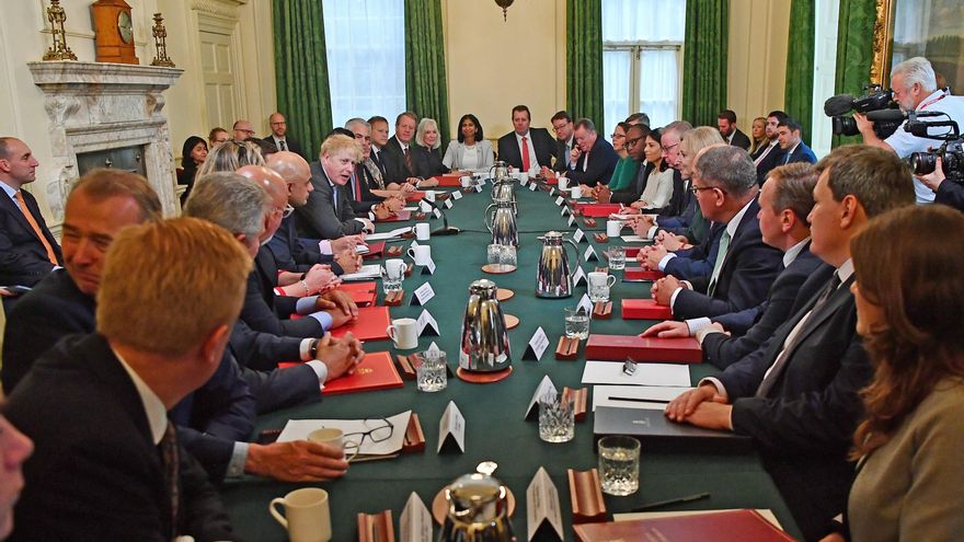 La primera reunión del nuevo Gobierno de Boris Johnson: sin mascarillas y en una sala abarrotada