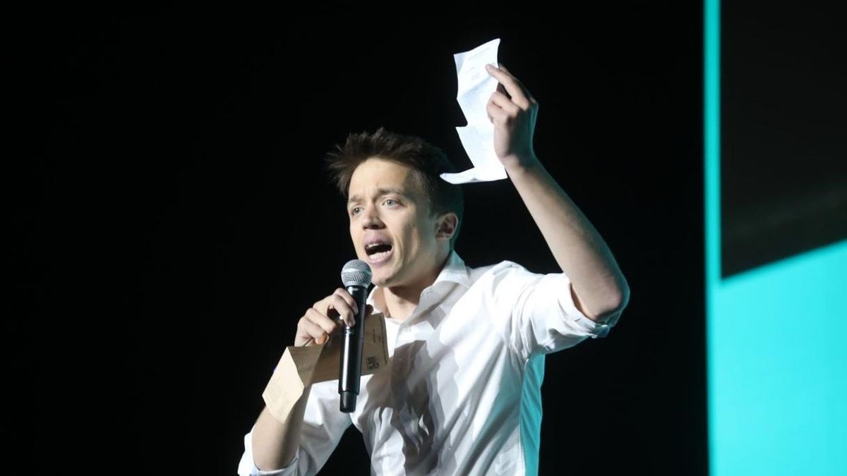 Errejón pide respeto a la "marquesa Cayetana" porque la democracia "se lo debe todo a los mayores y nada a ellos"