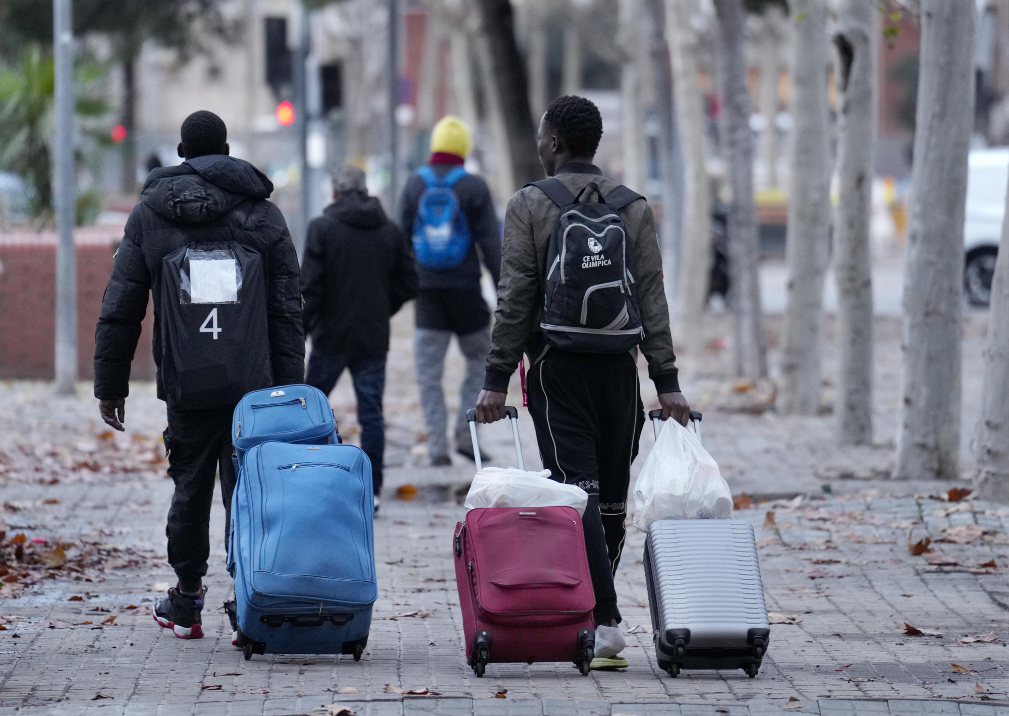 Las imágenes del desalojo de 400 personas en Badalona