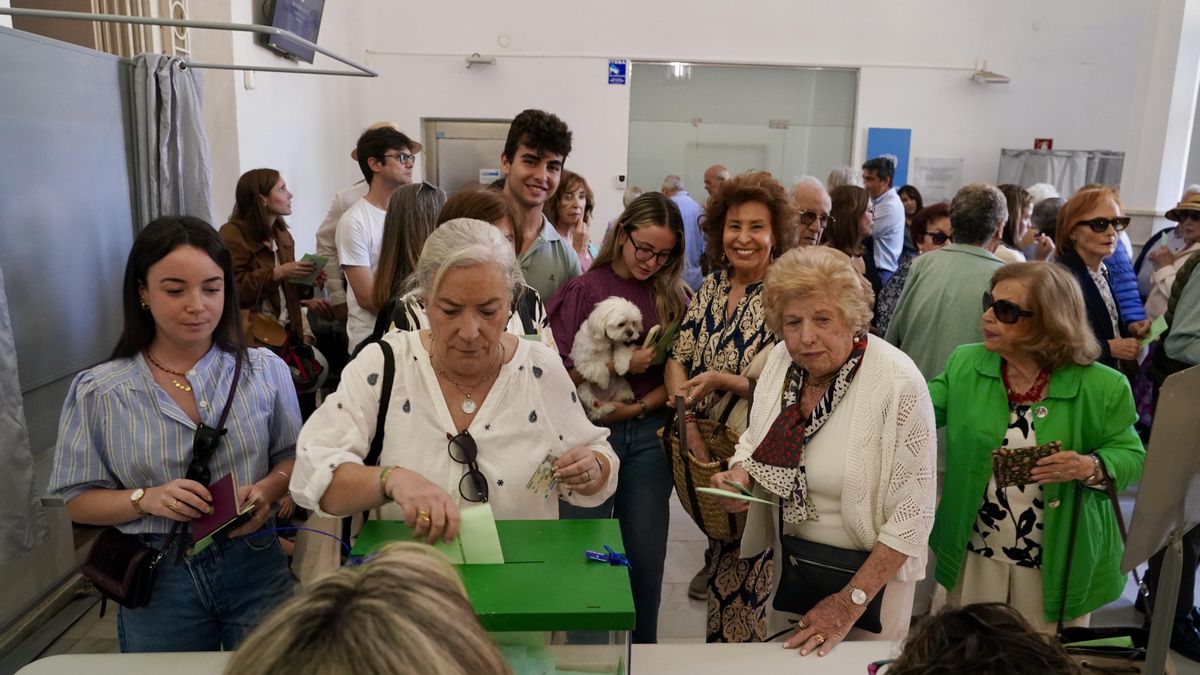 La participación en las elecciones en Andalucía a las 18.00 sube al 51,65%, siete puntos más que en 2022