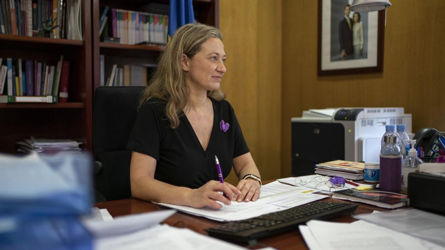 La delegada del Gobierno contra la Violencia de Género, Victoria Rosell, en su despacho del Ministerio de Igualdad.