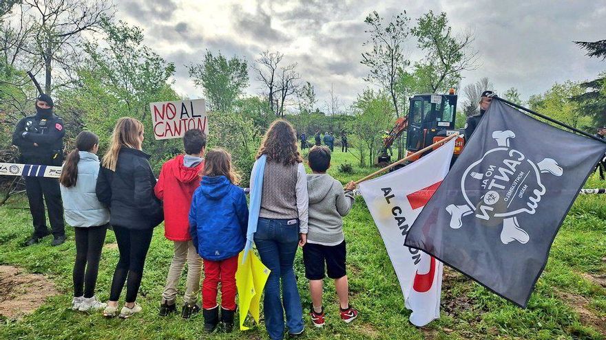 El vertido ilegal de Las Tablas alienta la oposición a los cantones de limpieza en Madrid: "Nadie asegura que no pasa aquí"