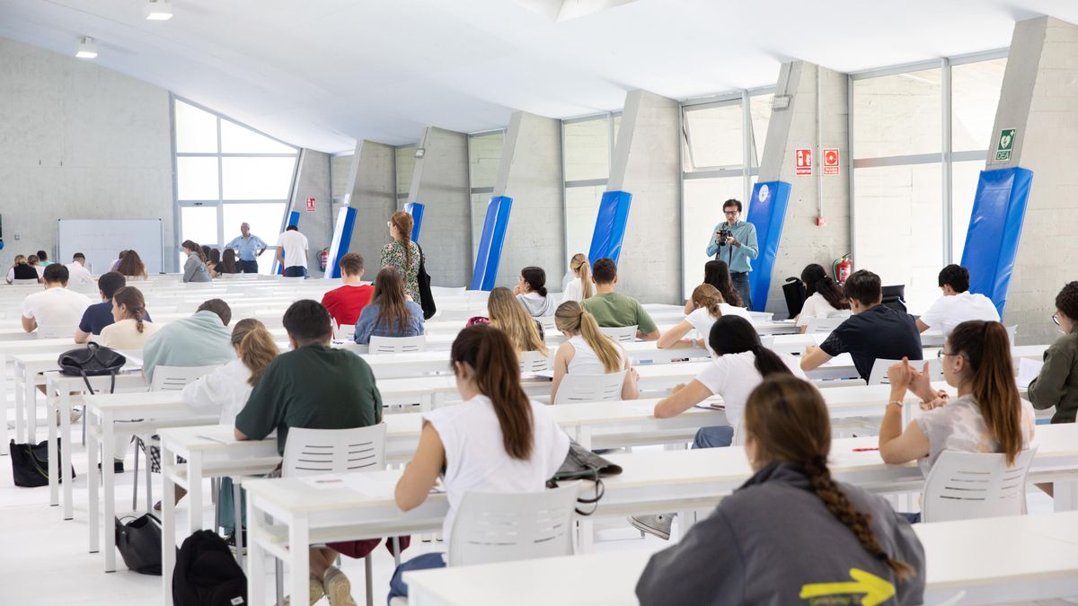 Archivo - Estudiantes preparados para realizar uno de los exámenes de las pruebas de acceso a la universidad 2023, en la Universidad Pablo de Olavide (UPO).