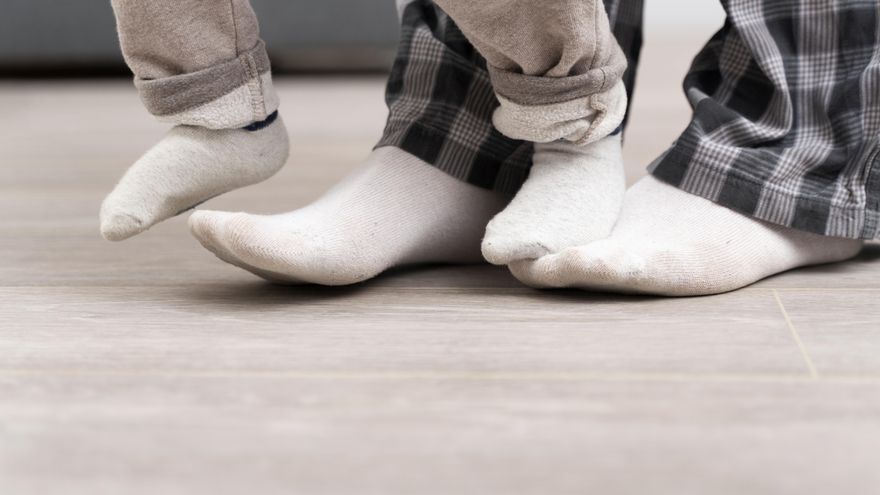 Adiós a los restos de suciedad: así puedes recuperar el blanco de tus calcetines