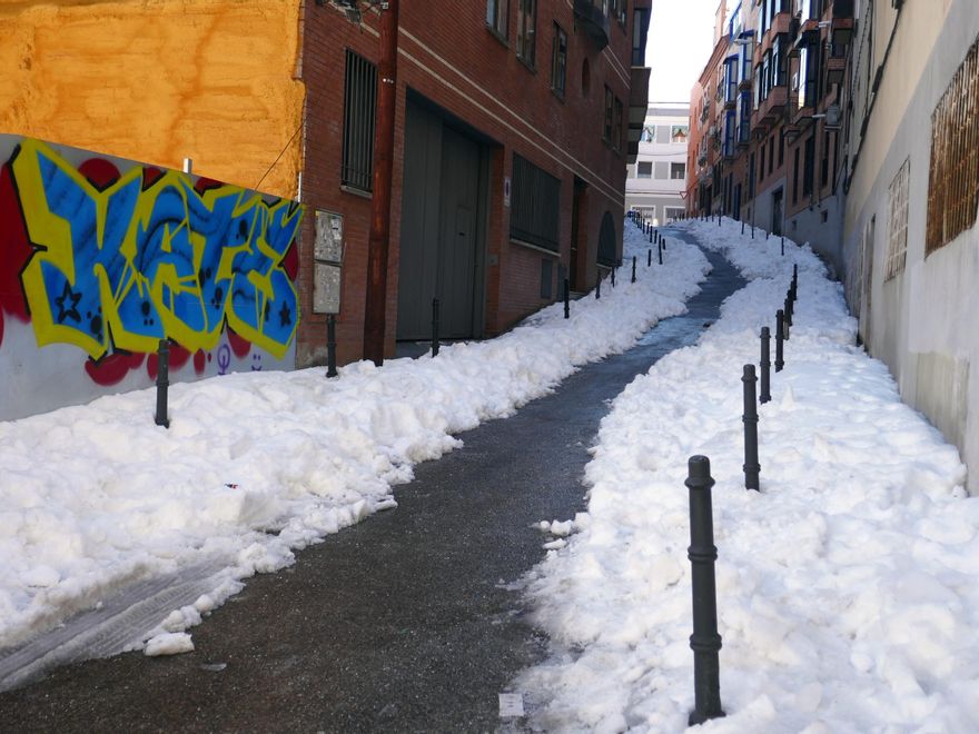 Camino hecho por los vecinos en la nieve de una calle de Bellas Vistas
