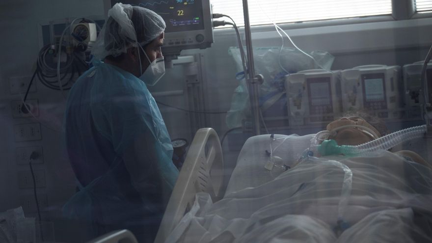 Personal sanitario atiende a un paciente afectado por la covid-19, en la Unidad de Cuidados Intensivos del Hospital Clínico de la Universidad de Chile, en Santiago (Chile). EFE/ Alberto Valdés/Archivo