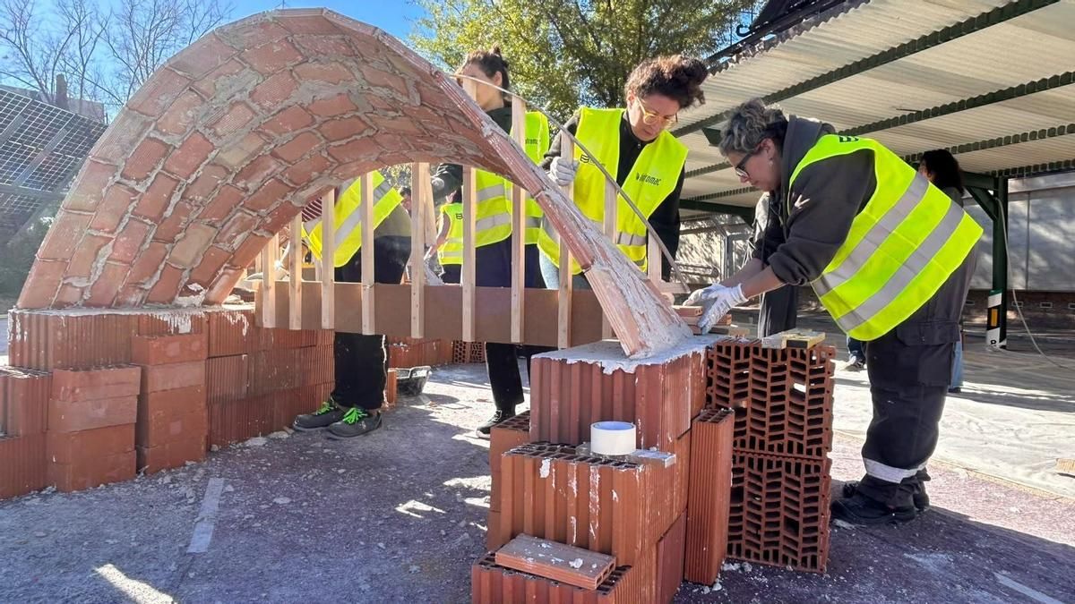 18 mujeres aprenden en Cáceres el oficio tradicional de las bóvedas de ladrillo para transformar la edificación