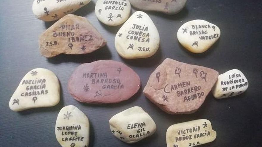 Cantos rodados bajo los olivos para recordar 13 rosas y 43 claveles asesinados en la posguerra