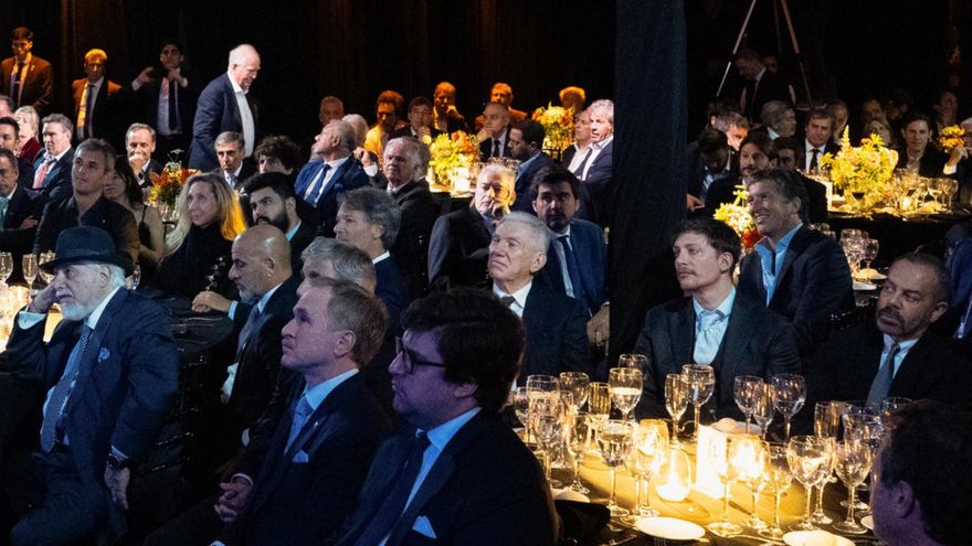 En el extremo derecho, David "el fantasma" Martínez, magnate mexicano y socio de Clarín en Telecom Argentina, sentado junto a Santiago Caputo en la cena de fin de año de la Fundación Faro, el 23 de octubre de 2026. En el extremo izquierdo, Adrian Werthein, junto a Peter Lamelas, embajador de Estados Unidos.