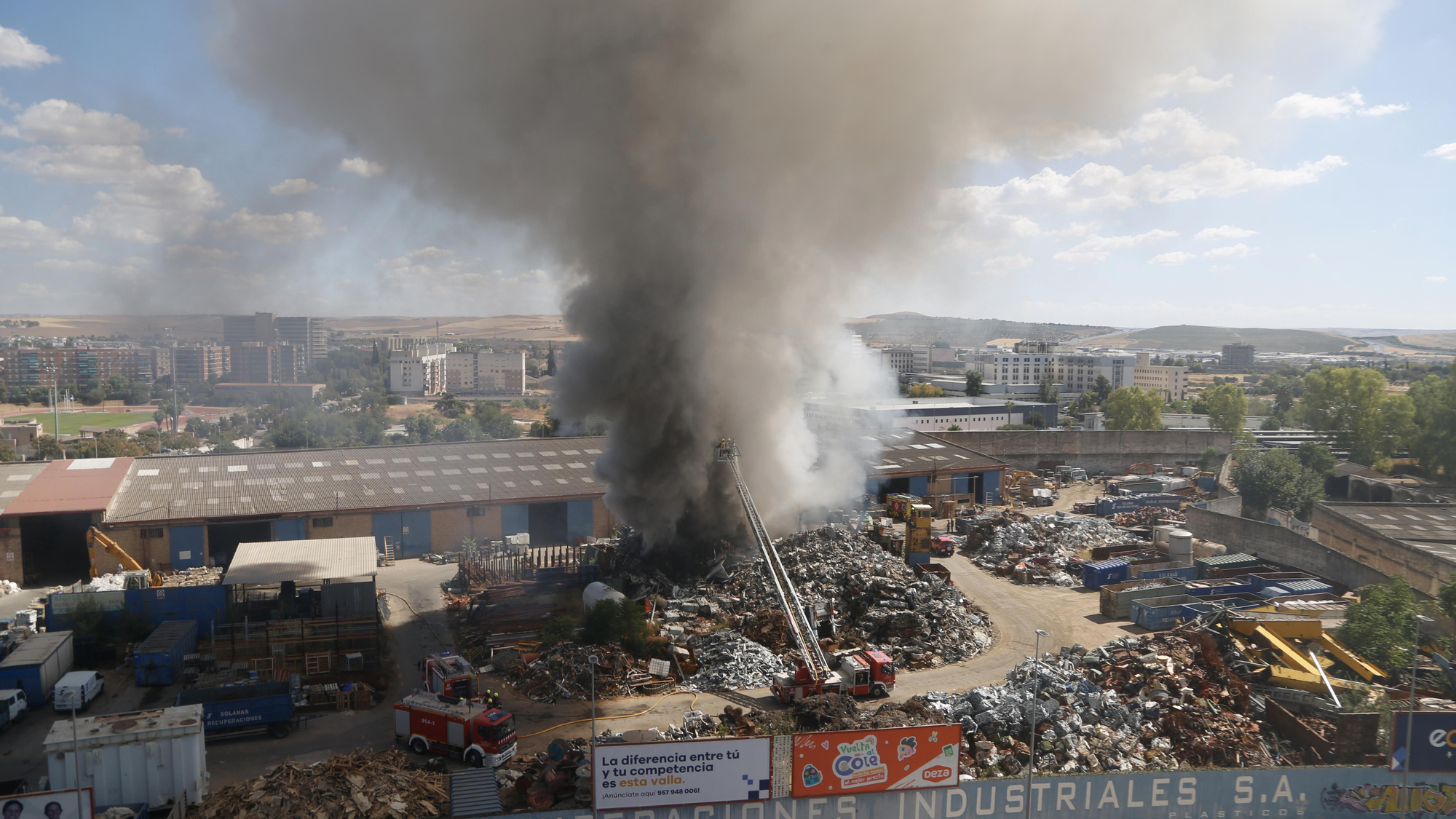 Los bomberos acuden a sofocar un aparatoso incendio de chatarra en los terrenos de la empresa Solanas