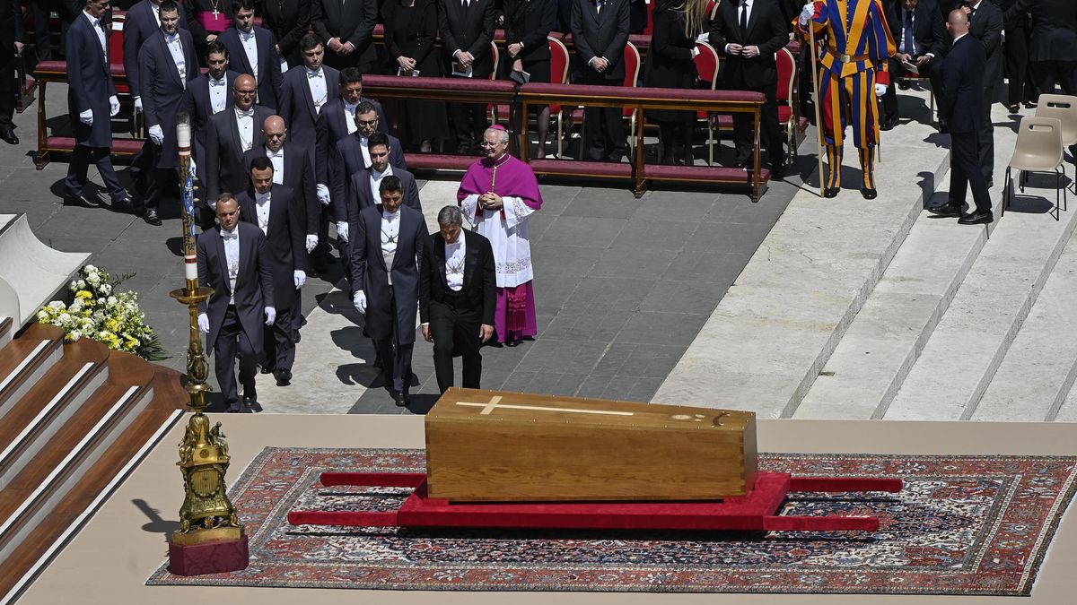 La misa exequial ha comenzado a las 10 de la mañana y se ha celebrado tras tres días de capilla ardiente, por la que han pasado 250.000 personas. En la imagen, el féretro de Francisco.