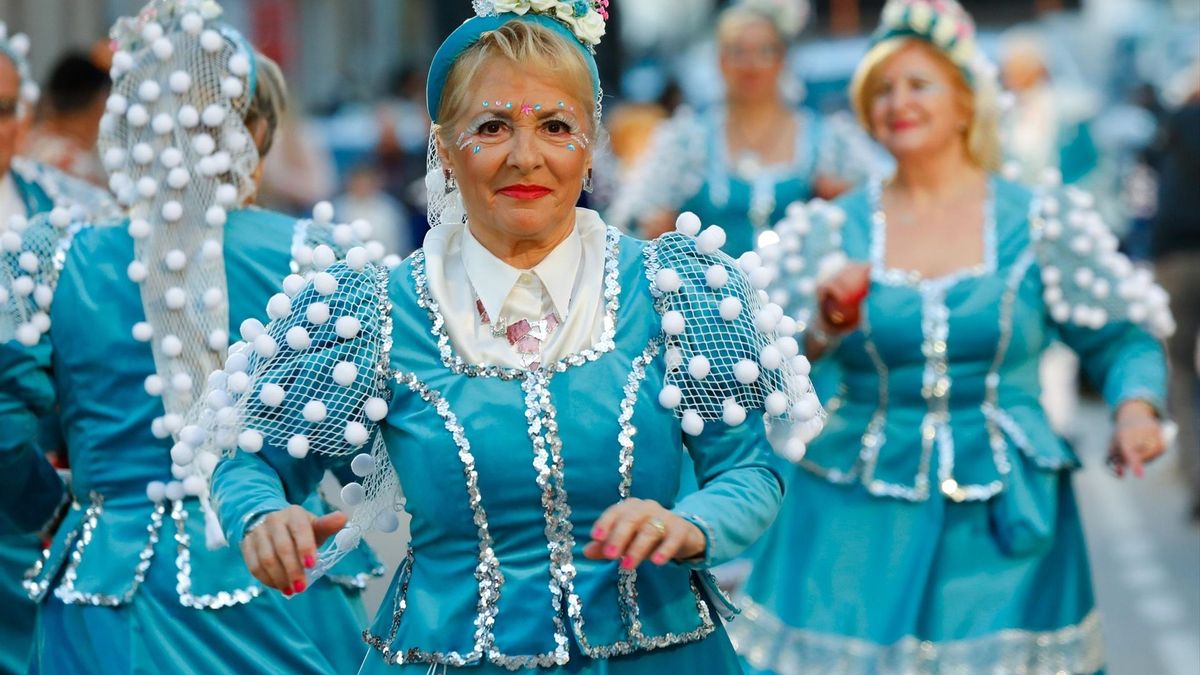 Una comparsa durante el primer gran desfile de comparsas y carrozas del Carnaval de Águilas, a 19 de febrero de 2023, en Águilas, Murcia (España).