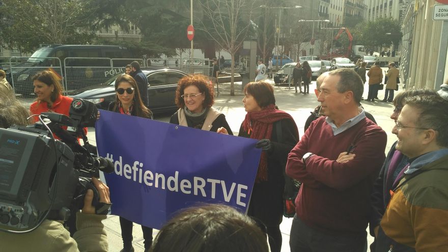 Los profesionales de TVE con su lema #defiendeRTVE
