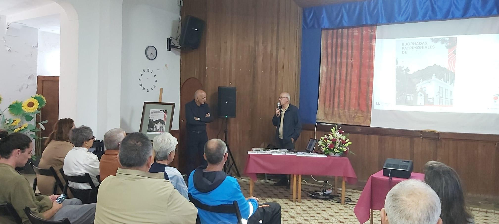 Un momento de la conferencia en las jornadas sobre el patrimonio en Villa de Mazo con la presentación del conferenciante por parte del organizador de las jornadas Adolfo Rodríguez.