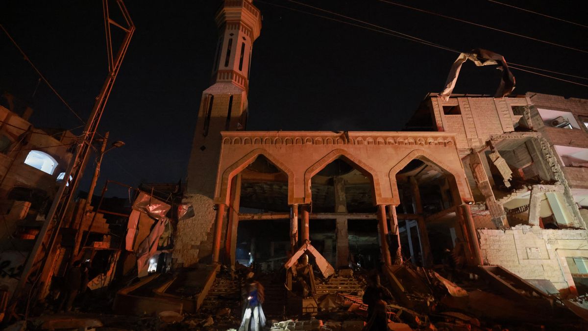 Vista de una mezquita destruida tras los bombardeos israelíes sobre Rafah, en el sur de la Franja de Gaza, el 12 de febrero de 2024.