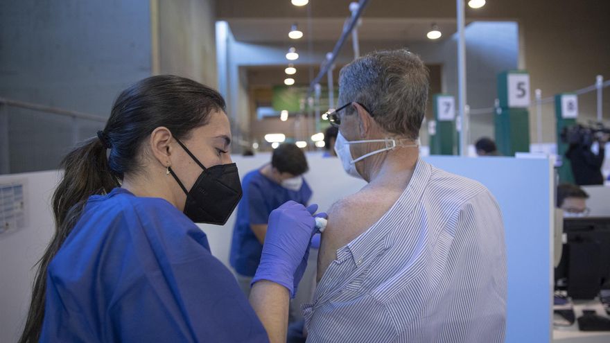 La Junta estudia vacunar a personas vulnerables contra el covid en otoño