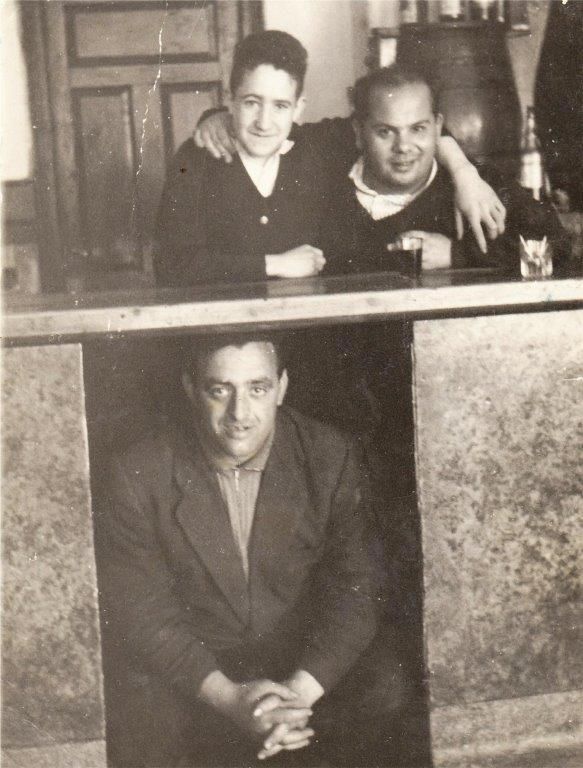 Foto antigua del tabernero de Casa Blas en Boñar.