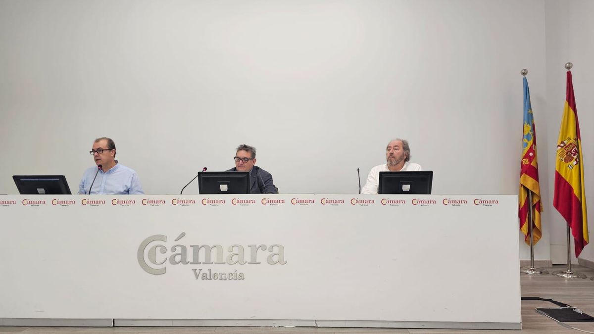 Manuel Furió, derecha, y Javier Burgos (ElDiario.es en la Comunitat Valenciana), derecha, durante la asamblea.