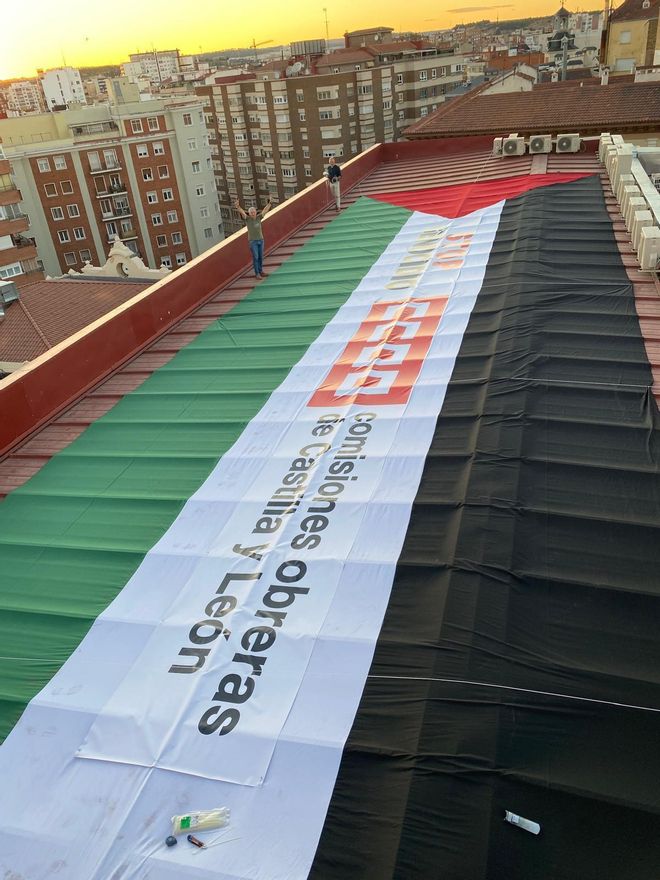 Bandera visible desde el aire de CCOO en su sede en Valladolid.