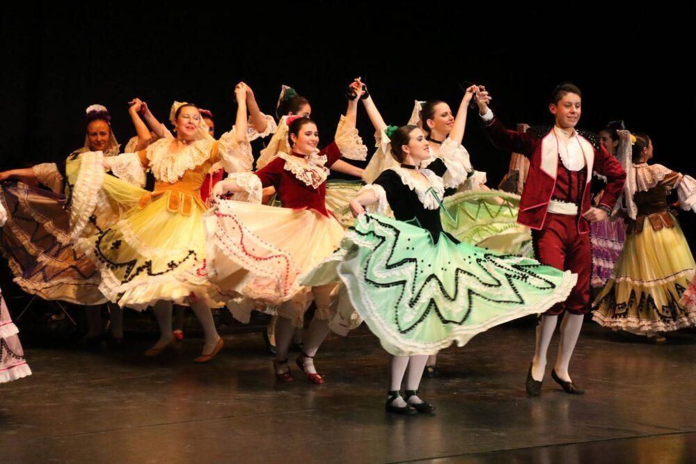 Un grupo de baile durante un recital de zarzuela organizado por el Ayuntamiento