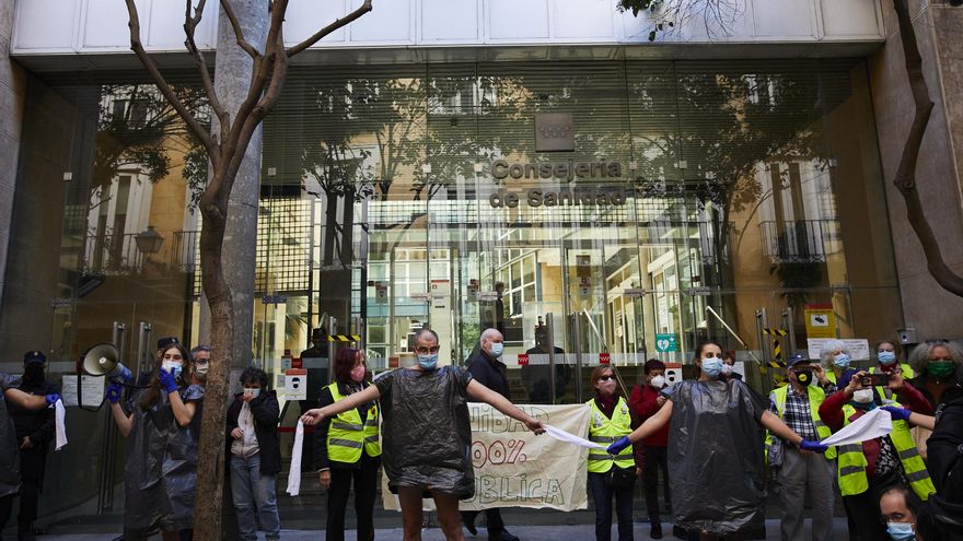 Trabajadores sanitarios vestidos con bolsas de basura como signo de protesta en una concentración frente a la Consejería de Sanidad, en Madrid.