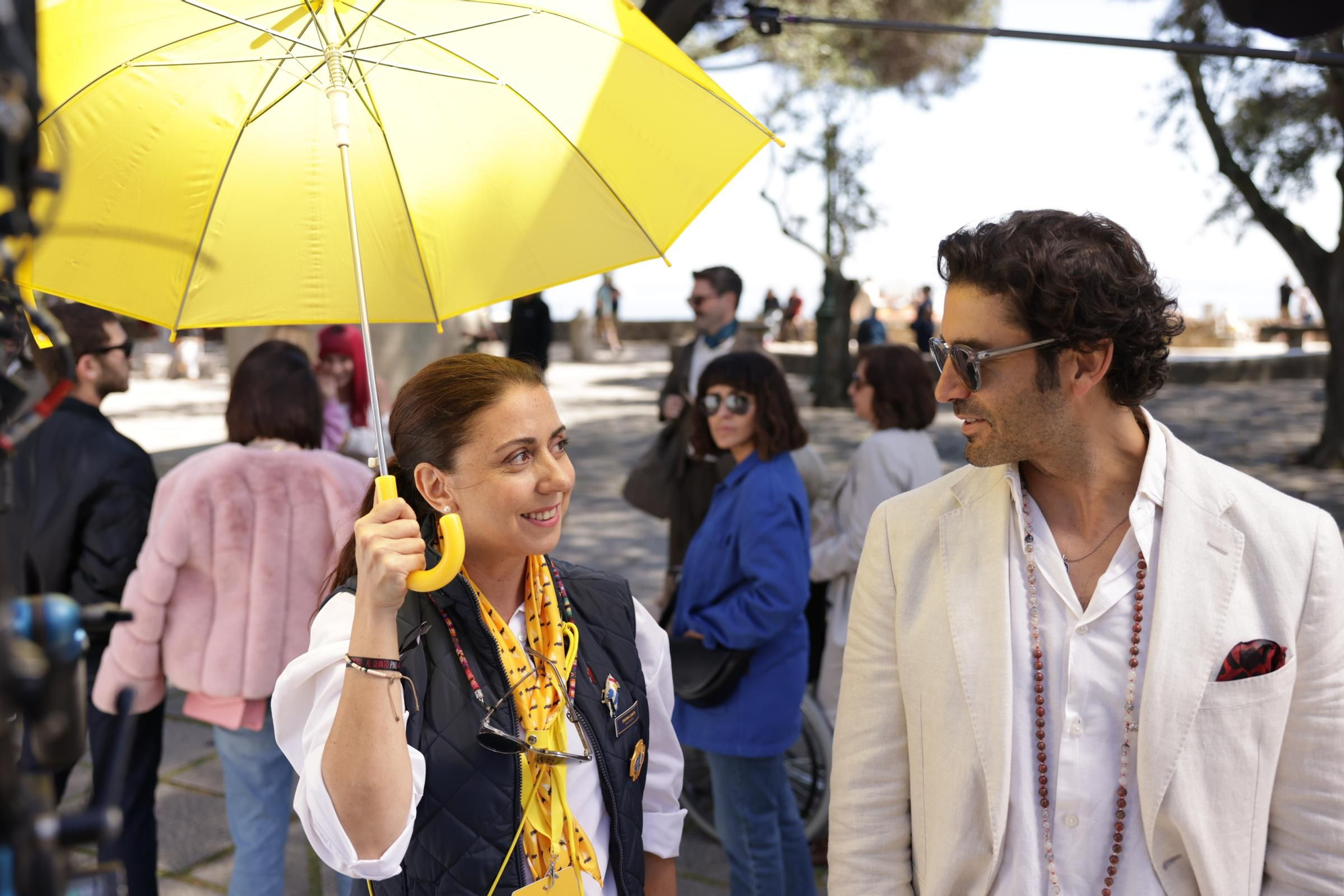 Disney+ lanza las primeras imágenes y anuncia el reparto de su nueva serie: parece 'Solo asesinatos en el edificio', pero no