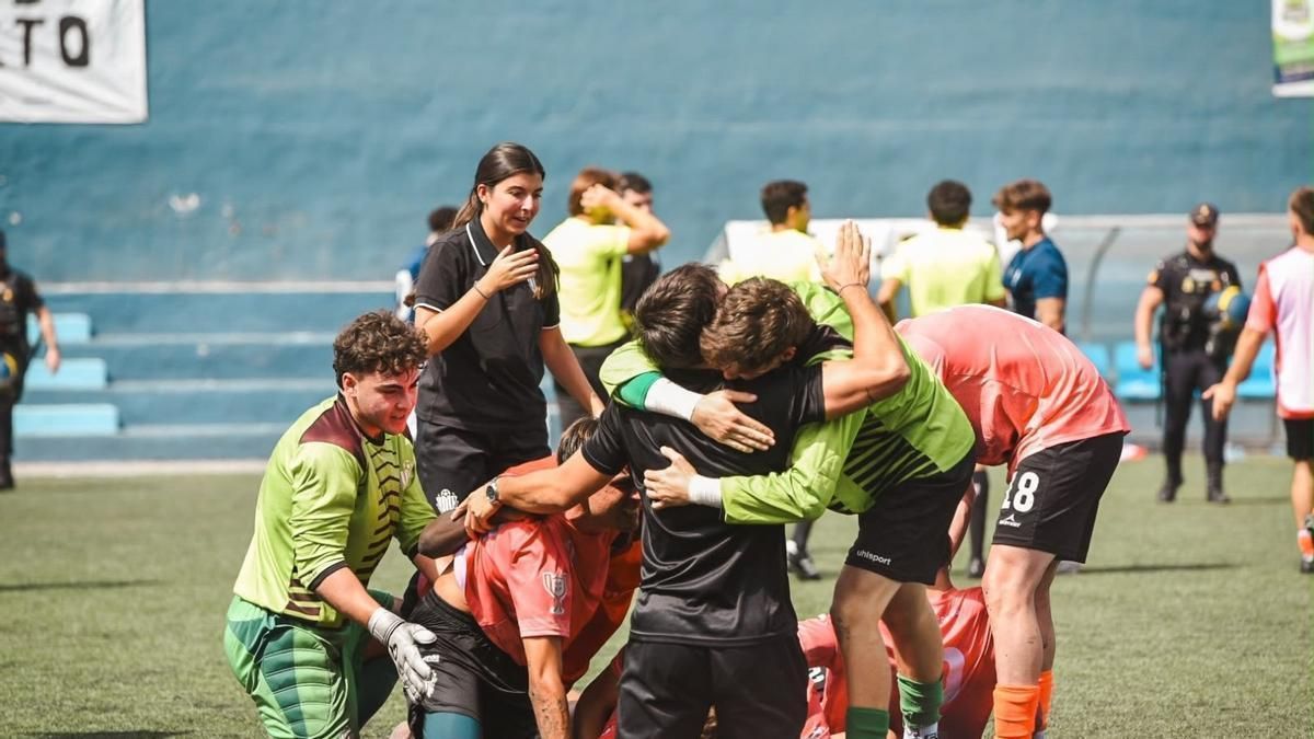 La odisea copera del Sporting Hortaleza: el fútbol de barro madrileño se planta ante el Sevilla pese a un bus apedreado
