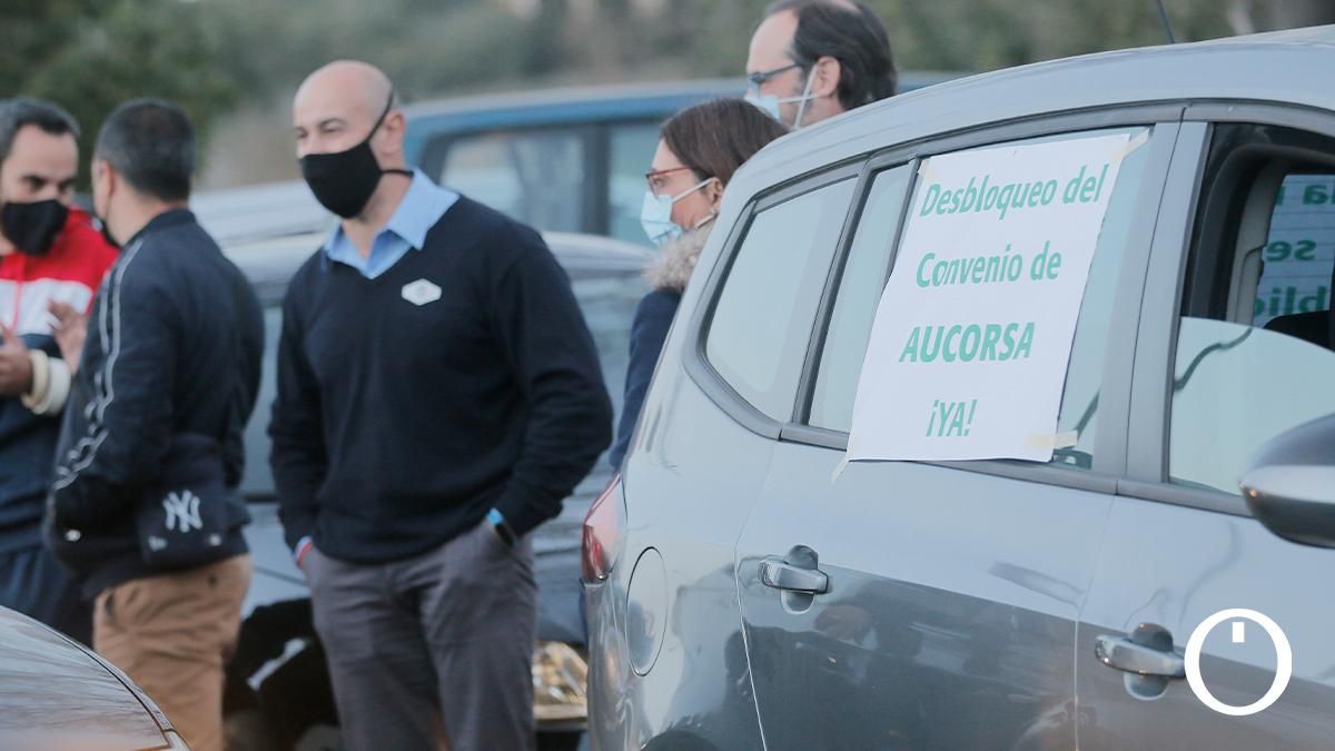 Caravana de coches de trabajadores de AUCORSA