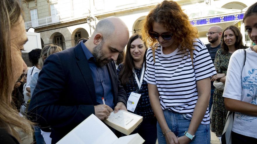 Roberto Saviano dedica un momento para firmar libros entre el público
