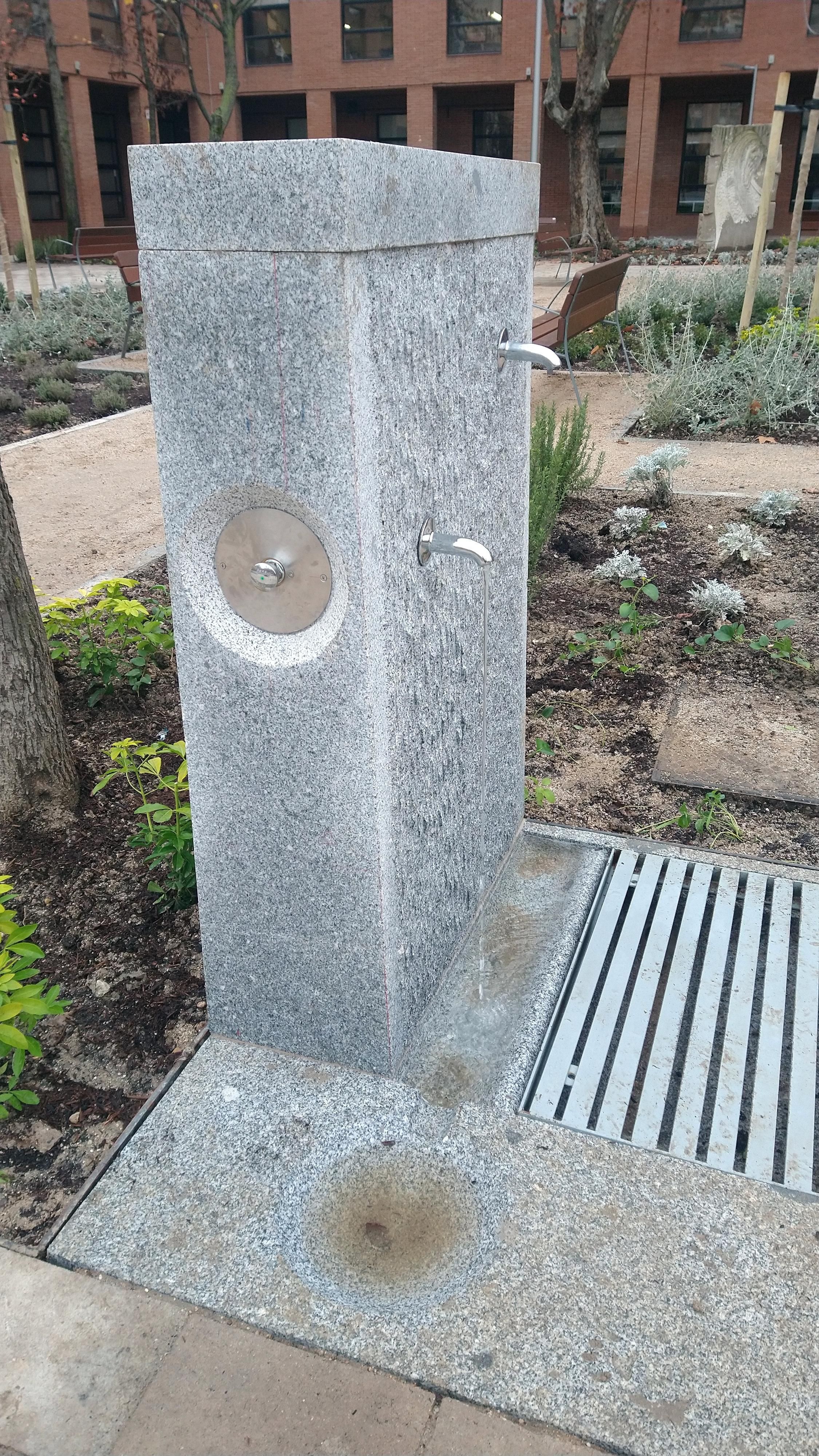 Vista de la plaza de la Remonta reformada