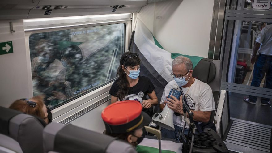 Varios de los manifestantes viajando en el tren dese Extremadura a Madrid.