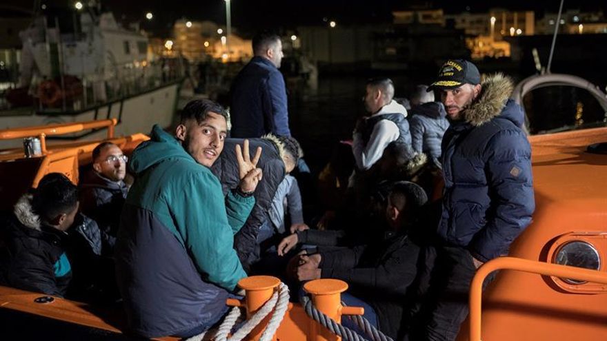 Llegada esta noche al puerto de Motril, en Granada, de 22 inmigrantes que fueron rescatados por agentes del Servicio Marítimo de la Guardia Civil cuando navegaban en una patera en las cercanías de la isla de Alborán.