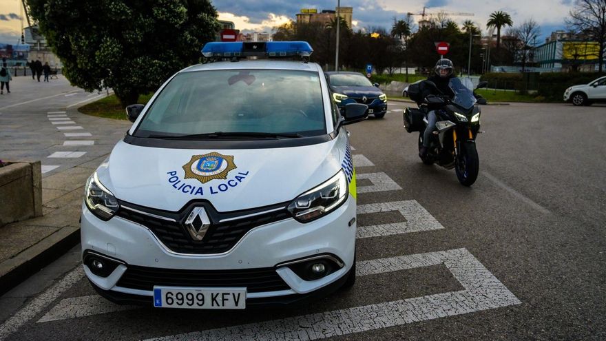 Archivo - Vehículo de la Policía Local de Santander.-ARCHIVO