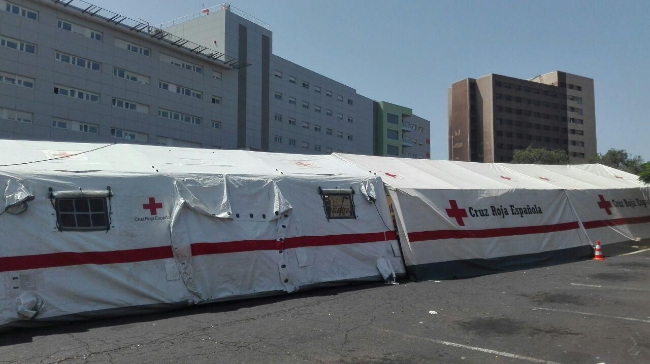 Hospital de campaña para atender las urgencias tras el incendio en esta área del centro sanitario de referencia en Santa Cruz