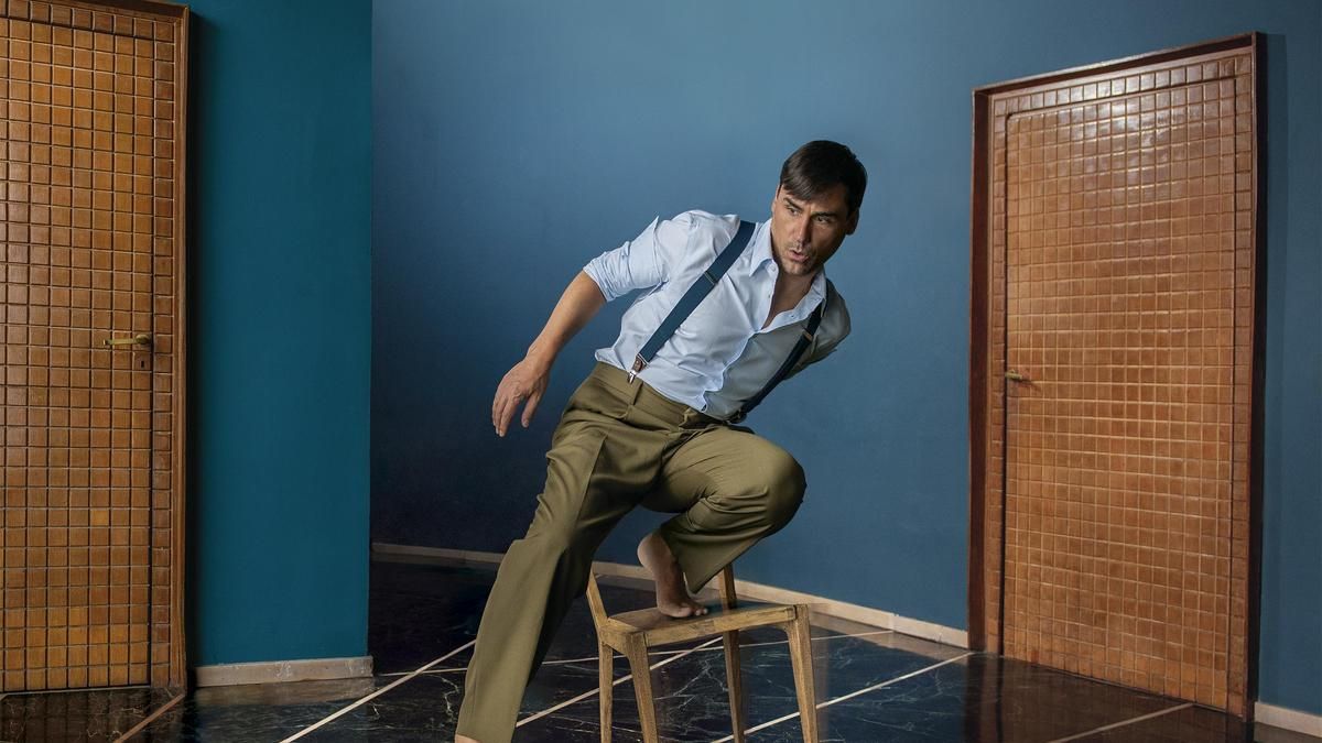 Portada del disco 'Time To Go Home' de Juan, tomada en la Cámara de Comercio de Córdoba.